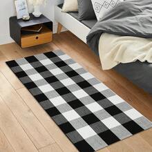 IOHOUZE Buffalo Plaid Checkered Rug 2x4.3 Ft Front Door Mats, Washable Area Rugs For Front Porch Decor, Spring Summer Welcome Mats Outdoor, Black White Rug For Farmhouse/Entryway/Home Entrance,One-Size,BlackandWhite2x44inchRectangular - 黑白2x44吋長方形 - 查看 4