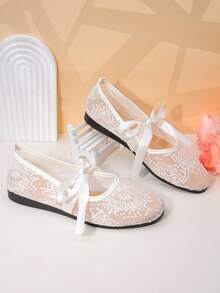 1双女童白色蕾丝蝴蝶结平底鞋，鞋面采用蕾丝材质，蝴蝶结装饰+露肤设计，圆头浅口款式，平底轻便，优雅仙气，适合舞蹈表演和家庭聚会等场合。 - 白色 - 查看 6