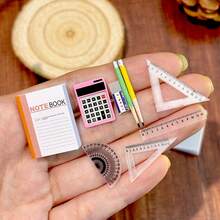 Set Alat Tulis Miniatur Skala 1:12 ini mencakup model buku catatan dengan sampul lipat, pensil dan penggaris, model penghapus, model kalkulator, dan barang-barang lainnya. Dapat digunakan sebagai dekorasi rumah boneka realistis, properti fotografi, atau dekorasi taman miniatur. - MultiWarna - View 1