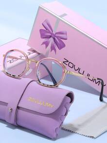 ZOVUJUMY Kính mắt ZOVULJUMY gọng oval đen vàng thanh lịch, tròng kính trong suốt, càng kính trang trí vàng, tròng kính màu xanh lam, phong cách cổ điển sang trọng, giúp khuôn mặt thon gọn, phù hợp cho việc đi làm và uống trà chiều. - Trong sáng - Xem 6