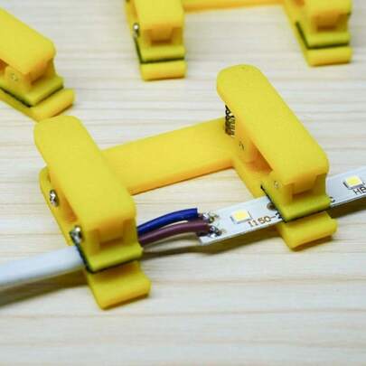 1/2件套LED灯条焊接辅助工具，手动可调LED灯条焊接夹具，带防滑垫，适用于专业焊接和家庭维修 - 兼容硬质表面和焊接工具，专为焊接LED灯条而设计