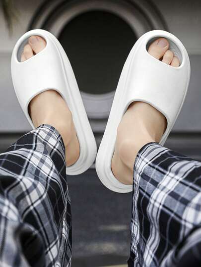 男士时尚露趾透气拖鞋，舒适防滑休闲橡胶鞋底，经久耐穿，适合男士户外活动、情侣居家穿着，防滑鞋