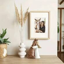 女孩拥抱马匹手绘摆件，送给爱马人士和少女的礼物