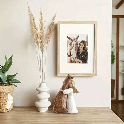 Handmålad figurin med kramar av en flickhäst, present till hästälskare, tonårsflickor