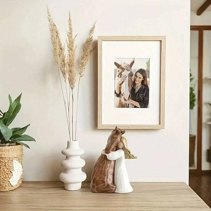 女孩拥抱马匹手绘摆件，送给爱马人士和少女的礼物