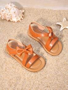 1 Pair Of Girls' Shoes With Caramel Brown Bow Sandals, The Upper Is Made Of Faux Leather Material, With Bow And Cross Strap Design, Exposed Toe Low Top Style, Flat Bottom Lightweight, Casual Retro Style Sandals, Suitable For Park Picnics And Children's Afternoon Tea - Brown - View 8
