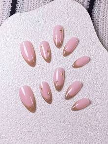 10片手工制作的杏仁形金色闪粉法式美甲贴纸，饰以手绘金色水钻和金色星芒。优雅浪漫又不失简约，这款美甲贴纸套装展现出奢华、性感、轻盈的高级美感。适合日常佩戴、约会、音乐会和轻度商务场合，是送给女性和女孩的绝佳礼物。 - 彩色 - 查看 5