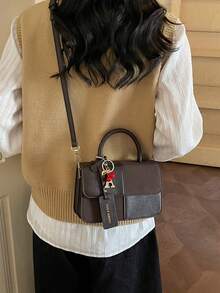 Chiếc túi xách nữ thời trang và đa năng này được làm từ chất liệu màu cà phê nguyên chất, có thẻ chữ tiếng Anh và mặt dây chuyền hình quả anh đào đỏ. Được thiết kế hình vuông nhỏ gọn, túi có quai xách tay, dây đeo vai dài có thể điều chỉnh và đường may tinh tế. Có thể đeo trên vai, đeo chéo hoặc xách tay, phù hợp cho các cô gái đi chơi, mua sắm, hẹn hò, công tác, du lịch, đi làm hàng ngày và nhiều dịp khác. - Cà phê - Xem 3