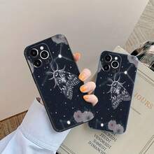 Una polilla brillante flota en el cielo estrellado. Esta elegante funda es compatible con los modelos  17, 16, 15, 14 Pro Max, 13, 12, 11, XR y XS Plus. Fabricada en silicona TPU, ofrece protección contra golpes y caídas, además de una sensación superior. Es un regalo ideal para familiares, amigos y seres queridos, y una opción perfecta para Año Nuevo. - Negro - Ver 3