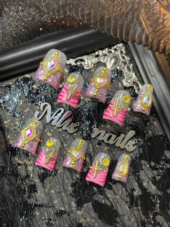 10 st. korta nagelfilar med akryl, rosa och lila och silverfärgade naglar, rosa och lila franska naglar, 3D-stereo stålkulor och stjärnor och snäckor samt färgglada nagelstenar och dekorationsdesign, heltäckande tryck-på-nagel, handritade geometriska mönster, perfekt för kvinnor och tjejer, för ceremonier och vardag, fester och alla hjärtans dag-bruk, en utmärkt present till kvinnor, levereras med 1 mini-nagelfil och 1 dubbelsidig självhäftande etikett.