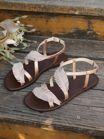 Sandal đế bằng nữ kiểu dáng chéo, đính đá hình lá, thiết kế thời trang, thoải mái và thanh lịch, phù hợp cho mùa hè.