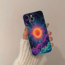 Un sol vibrante irradia ondas de colores en el cosmos. Esta elegante funda es compatible con los modelos  17, 16, 15, 14 Pro Max, 13, 12, 11, XR y XS Plus. Fabricada en silicona TPU, ofrece protección contra golpes y caídas, además de una sensación superior. Es un regalo ideal para familiares, amigos y seres queridos, y una opción perfecta para Año Nuevo. - Negro - Ver 5