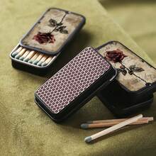 1 علبة كبريت قديمة - تصميم بني داكن وذهبي عتيق، غطاء قابل للطي، لا يحتاج إلى طاقة - ديكور المكتب، ولاعة - هدية مثالية للكبار في السن والمجموعين والرجال والنساء - عيد الميلاد والكريسماس والذكرى السنوية - بنية معدنية متينة (الكبريت غير مشمول) - ديكور منزلي أو مكتبي مميز، جماليات كلاسيكية، بناء قوي، عنصر جديد - متعدد الألوان - مشاهدة 5