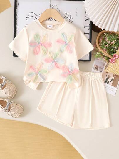 Conjunto de 2 peças para menina, composto por camiseta de gola redonda com estampa floral 3D e shorts lisos, ideal para o verão.