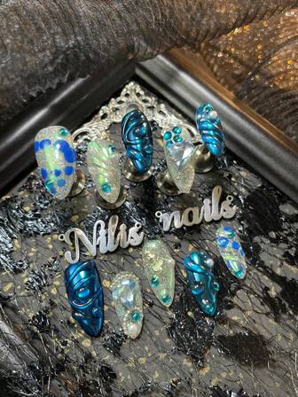 10 st. mandlar nagelakrylkit, blå och silvernaglar, silver kattögon, blå tie-dyeing, 3D stereopärlor och kedjepärlor och färgade diamanter och rosa nageltillbehörsdekoration, vackra blå hjärtformade nagelstenar, handritade 3D-vattendroppar och geometriska mönster, Y2K-stil nagelkonstset, akrylnageltillbehör passar kvinnor och tjejer till festivaler, dagligen, sammankomster, fester, levereras med 1 mini nagelfil och 1 dubbelsidig självhäftande etikett.