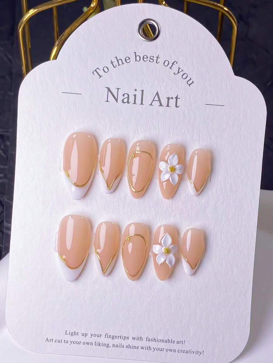 Bộ 10 miếng dán móng tay thủ công hình hạnh nhân màu trắng, họa tiết Pháp bất đối xứng, được trang trí bằng hoa năm cánh 3D thủ công và họa tiết Pháp bất đối xứng màu trắng vẽ tay, viền bằng đường chỉ vàng 3D. Thanh lịch, lãng mạn nhưng tối giản, bộ dán móng tay này toát lên vẻ sang trọng, gợi cảm và nhẹ nhàng. Thích hợp cho sử dụng hàng ngày, hẹn hò, xem hòa nhạc và các dịp công sở nhẹ nhàng, là món quà tuyệt vời dành cho phụ nữ và các cô gái. - Nhiều màu - Xem 1