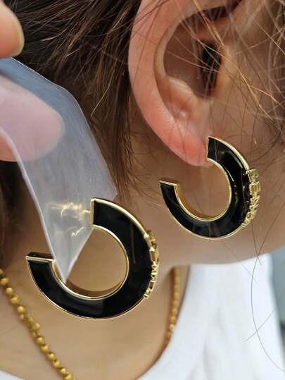 2pcs Letter Enamel Crafted Fashionable Elegant Women Earrings, Suitable For Daily Wear And Gatherings