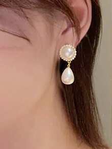 一对镶嵌闪亮立方氧化锆和仿珍珠的女士耳环，是理想的情人节礼物 - 金黃色 - 查看 3