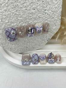 10片甜美优雅格子薰衣草手工按压式美甲贴片，饰有蝴蝶结、爱心、紫色宝石和珍珠，美甲用品（1片果冻贴纸+1个指甲锉）手工按压式美甲贴片 - 紫丁香色 - 查看 2