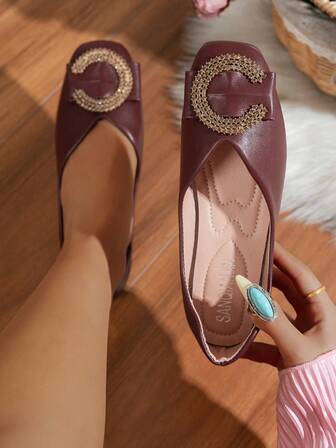 Elegant And Fashionable Flat Shoes, Exquisite Gold C-Shaped Crystal Decoration, Comfortable And Breathable, Minimalist And Stylish, Perfect For Casual Daily Wear, Showcasing Unique Feminine Charm And Taste, Suitable For Various Occasions