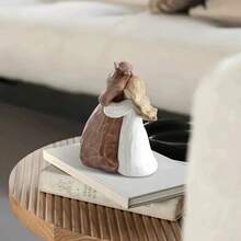 女孩拥抱马匹手绘摆件，送给爱马人士和少女的礼物