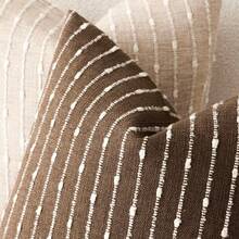 1 chiếc vỏ gối trang trí bằng vải jacquard màu nâu cà phê (không kèm ruột gối), chất liệu nhung mềm mại, hiện đại, họa tiết sọc, thích hợp cho ghế sofa, phòng ngủ, phòng khách, phòng trưng bày, trang trí nhà cửa, sử dụng được quanh năm. - Cà phê nâu - Xem 5