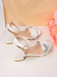 1 Pair Of White Glitter Girl's Sandals, Featuring A Shiny Upper With Adjustable Straps For A Snug Fit. Adorned With Rhinestone Butterflies And A Toe-Exposing Design, These Low-Heeled, Slip-Resistant Shoes Exude Delicate Fairy Charm, Perfect For Bridal Flower Girls Or Festive Evening Parties - Silver - View 7
