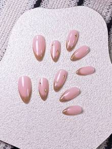 10片手工制作的杏仁形金色闪粉法式美甲贴纸，饰以手绘金色水钻和金色星芒。优雅浪漫又不失简约，这款美甲贴纸套装展现出奢华、性感、轻盈的高级美感。适合日常佩戴、约会、音乐会和轻度商务场合，是送给女性和女孩的绝佳礼物。 - 彩色 - 查看 6