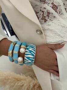 1件蓝色斑马纹珐琅渐变珍珠菱形合金手镯，适合女性日常通勤、朋友聚会、浪漫节日、街头摄影、时装秀等场合佩戴（手镯的纹理和颜色可能与实物略有不同）。 - 藍色 - 查看 2