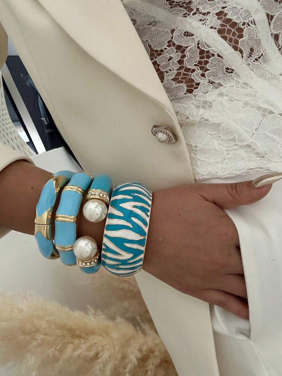 1件蓝色斑马纹珐琅渐变珍珠菱形合金手镯，适合女性日常通勤、朋友聚会、浪漫节日、街头摄影、时装秀等场合佩戴（手镯的纹理和颜色可能与实物略有不同）。