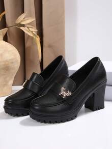 2025 New Women's Loafers: Black High-Heeled Design, Gold Butterfly Embellishment, Pearl Anklet, Paired With Distressed Jeans, Against A Stylish Floral Stone Wall Backdrop, Elegant Everyday Women's Shoes. - màu đen - Xem 6