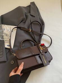 Chiếc túi xách nữ thời trang và đa năng này được làm từ chất liệu màu cà phê nguyên chất, có thẻ chữ tiếng Anh và mặt dây chuyền hình quả anh đào đỏ. Được thiết kế hình vuông nhỏ gọn, túi có quai xách tay, dây đeo vai dài có thể điều chỉnh và đường may tinh tế. Có thể đeo trên vai, đeo chéo hoặc xách tay, phù hợp cho các cô gái đi chơi, mua sắm, hẹn hò, công tác, du lịch, đi làm hàng ngày và nhiều dịp khác. - Cà phê - Xem 8