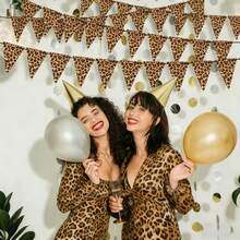 一套棕色豹纹生日快乐横幅，野生动物主题派对装饰挂旗，生日快乐三角旗。时尚豹纹圆点设计生日派对装饰，适用于生日派对用品、拍照道具、洗礼装饰和青少年派对！ - 彩色 - 查看 3