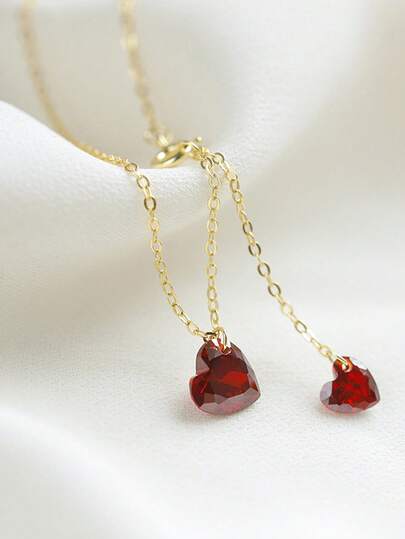 1件S925纯银项链，设计别致，镶嵌双红心宝石，配有可调节金色精致链条，适合日常佩戴、外出、聚会等场合，是女士精致珠宝的理想之选，也是送给爱人、朋友、家人的礼物。