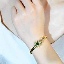 这款时尚可爱的绿色小熊锆石开口手镯是送给您爱人和母亲的珠宝礼物，也是日常佩戴的热门配饰。 - 綠色 - 查看 2