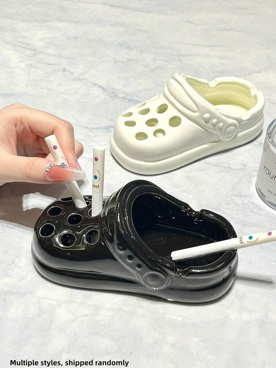 1个男女通用极简手工陶瓷鞋形/塑料鞋形烟灰缸，多种哑光颜色可选，创意十足，父亲节/母亲节生日惊喜礼物，DIY桌面装饰