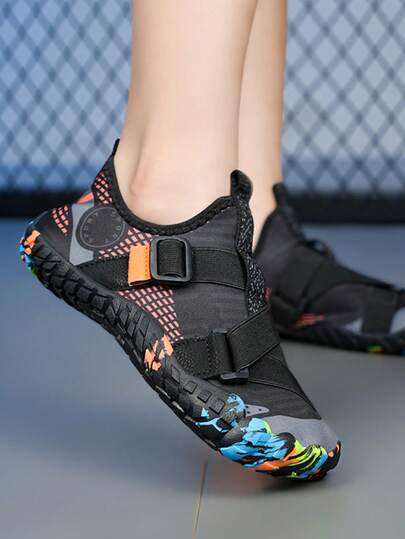 儿童舒适透气沙滩游泳鞋，橡胶鞋底，不对称撞色设计，套穿式，配有可调节绑带，轻便水鞋