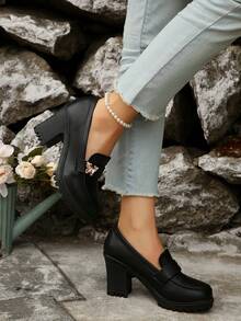 2025 New Women's Loafers: Black High-Heeled Design, Gold Butterfly Embellishment, Pearl Anklet, Paired With Distressed Jeans, Against A Stylish Floral Stone Wall Backdrop, Elegant Everyday Women's Shoes. - màu đen - Xem 4