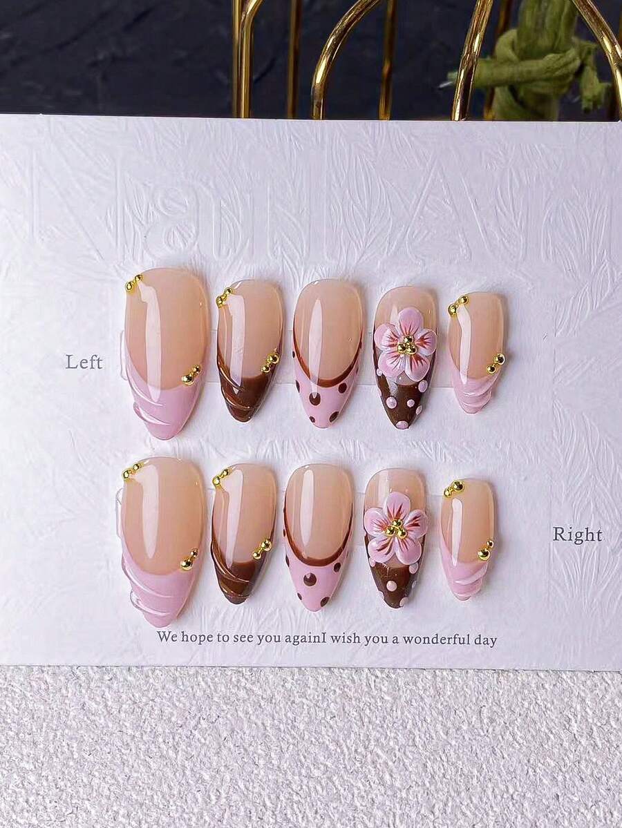 Bộ 10 miếng dán móng tay thủ công hình hạnh nhân màu nâu hồng kiểu Pháp, trang trí bằng chấm bi và họa tiết chạm khắc, điểm xuyết bằng hoa 5 cánh 3D màu hồng thủ công, chấm bi Pháp màu nâu hồng vẽ tay và các đường lượn sóng 3D. Thanh lịch và lãng mạn nhưng tối giản, bộ dán móng tay này toát lên vẻ sang trọng cao cấp, gợi cảm và nhẹ nhàng. Thích hợp cho sử dụng hàng ngày, hẹn hò, hòa nhạc hoặc các dịp kinh doanh, cũng là món quà hoàn hảo cho phụ nữ và các cô gái. - Nhiều màu - Xem 1