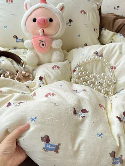 四件套可水洗双人腊肠犬印花被套套装（1个被套、1个床笠、2个枕套），采用简约清新的印花设计，柔软亲肤，舒缓视觉疲劳，四季皆宜，拉链封口。是酒店、卧室、客房和宿舍床上用品的理想之选。低致敏性，易于打理，时尚轻盈，透气性好，不易引起过敏，易于保养，风格简约现代。