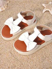 1 Pair Of Girls' Shoes With White Bow And Thick Sole Sandals, Featuring A Three-Dimensional Bow Design On The Upper And A Low Cut Design With Exposed Toes. The Thick Sole Is Soft And Fashionable, Making It Suitable For Holiday Family Gatherings And Daily School Trips - White - View 7