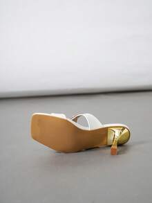 Mẫu sandal mùa hè mới về, thiết kế khóa vàng, kiểu dáng tối giản, hở mũi, gót mỏng. - Màu be - Xem 7