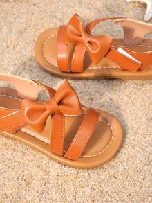 1 Pair Of Girls' Shoes With Caramel Brown Bow Sandals, The Upper Is Made Of Faux Leather Material, With Bow And Cross Strap Design, Exposed Toe Low Top Style, Flat Bottom Lightweight, Casual Retro Style Sandals, Suitable For Park Picnics And Children's Afternoon Tea - Brown - View 7