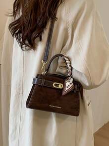 新款时尚纯色女士高端手提包，饰以字母丝巾，磁扣开合，顶部提手方便单手携带，可调节肩带可单肩或斜挎，宽敞的内部空间可容纳钥匙、口红和日常必需品，适合女性、女大学生、通勤、外出、约会、购物、旅行、商务和日常使用，是一款适合任何场合的高品质手提包。 - 咖啡 - 查看 7