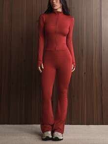 两件套街头风修身套装，包括带拇指孔的拉链外套和高腰喇叭裤（腰部可调节），塑形提神，提升女性自信的运动服套装。 - 酒紅色 - 查看 6