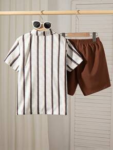 Bộ 2 món cho bé trai, gồm áo polo tay ngắn cổ bẻ in họa tiết kẻ sọc, có túi vá trang trí và quần short giả dây rút màu trơn, thích hợp cho mùa xuân/hè. - màu nâu - Xem 2