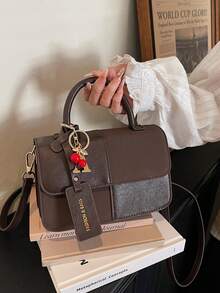 Chiếc túi xách nữ thời trang và đa năng này được làm từ chất liệu màu cà phê nguyên chất, có thẻ chữ tiếng Anh và mặt dây chuyền hình quả anh đào đỏ. Được thiết kế hình vuông nhỏ gọn, túi có quai xách tay, dây đeo vai dài có thể điều chỉnh và đường may tinh tế. Có thể đeo trên vai, đeo chéo hoặc xách tay, phù hợp cho các cô gái đi chơi, mua sắm, hẹn hò, công tác, du lịch, đi làm hàng ngày và nhiều dịp khác. - Cà phê - Xem 5