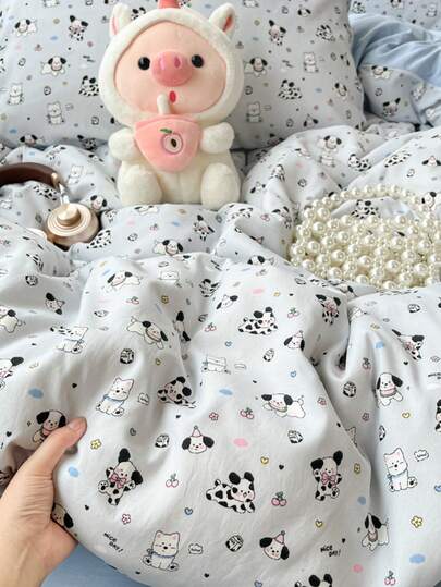 4Pcs Washable Dual-Pattern Cow And Puppy Print Duvet Cover Set (1 Duvet Cover, 1 Bed Sheet, 2 Pillowcases), Featuring A Simple And Fresh Print Design, Soft And Skin-Friendly, Soothing To The Eyes, Suitable For All Seasons, With A Zipper Closure. Ideal For Hotel Rooms, Bedrooms, Guest Rooms, And Dormitory Bedding Decoration. Low Allergenicity, Easy To Care For, Stylish And Lightweight, Breathable, Hypoallergenic, And Easy To Maintain.