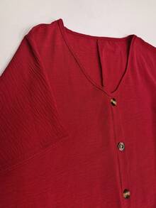 女士加大码V领短袖衬衫，带纽扣细节，春季款式 - 紅色 - 查看 3