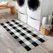 IOHOUZE Buffalo Plaid Checkered Rug 2x4.3 Ft Front Door Mats, Washable Area Rugs For Front Porch Decor, Spring Summer Welcome Mats Outdoor, Black White Rug For Farmhouse/Entryway/Home Entrance,One-Size,BlackandWhite2x44inchRectangular - 黑白2x44吋長方形 - 查看 5